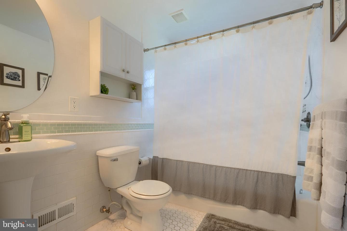 7904 Highpoint Road photo 18