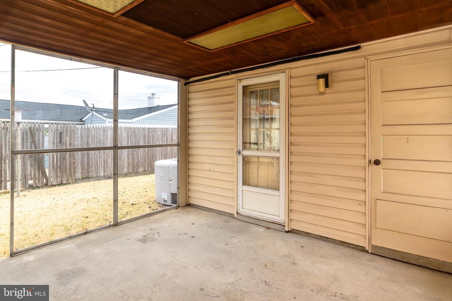 2424 Woodcroft Road photo 13