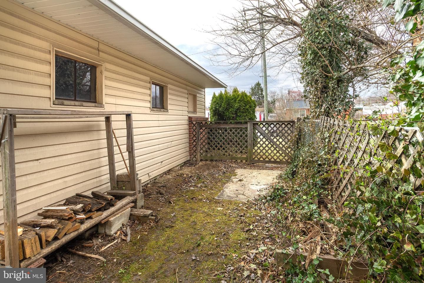 2424 Woodcroft Road photo 40