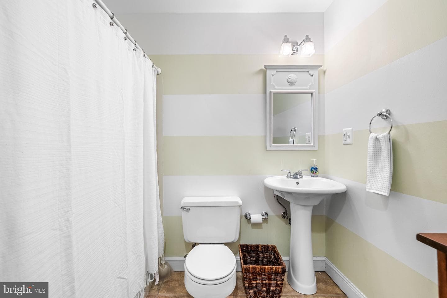 8 Holly Berry Court photo 32
