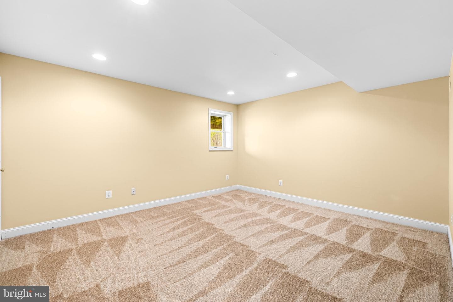 8 Holly Berry Court photo 33