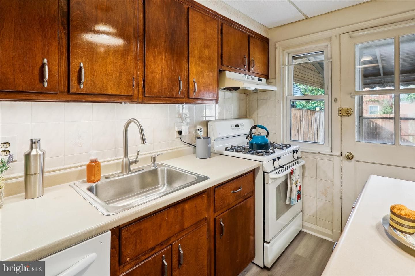 1075 Elm photo 14