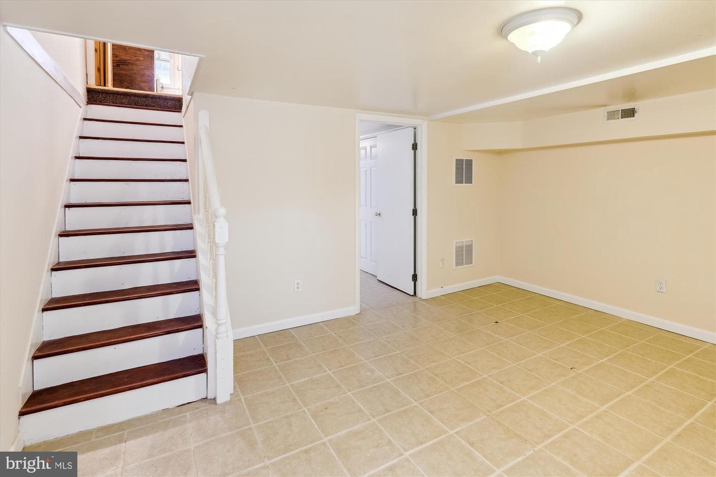 1075 Elm photo 26