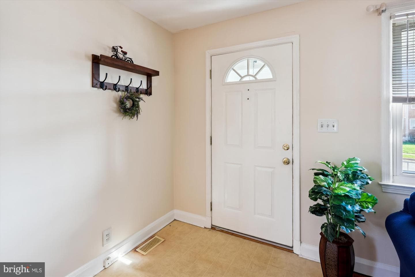 1075 Elm photo 6