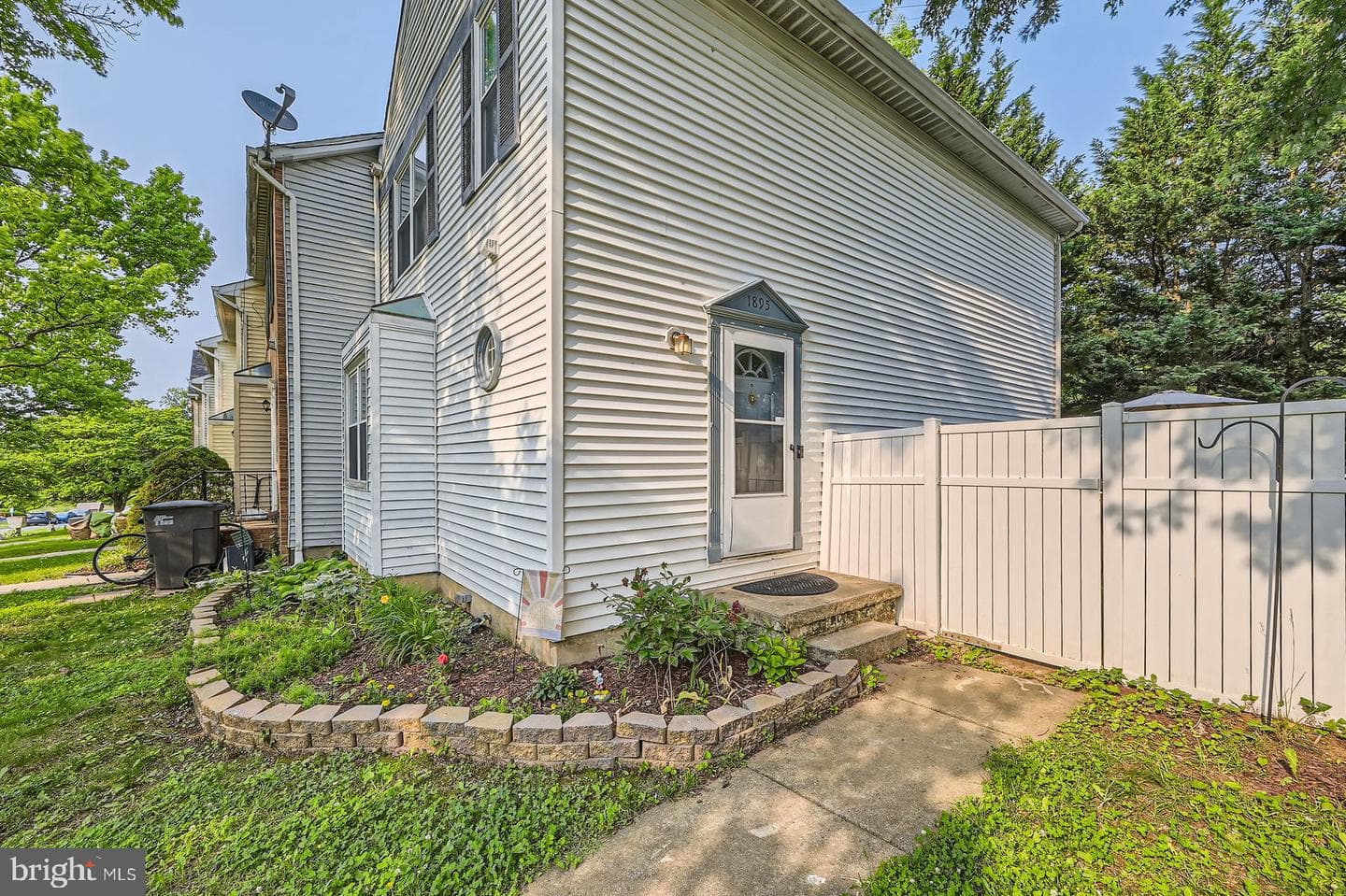 1895 Norhurst Way N photo 2