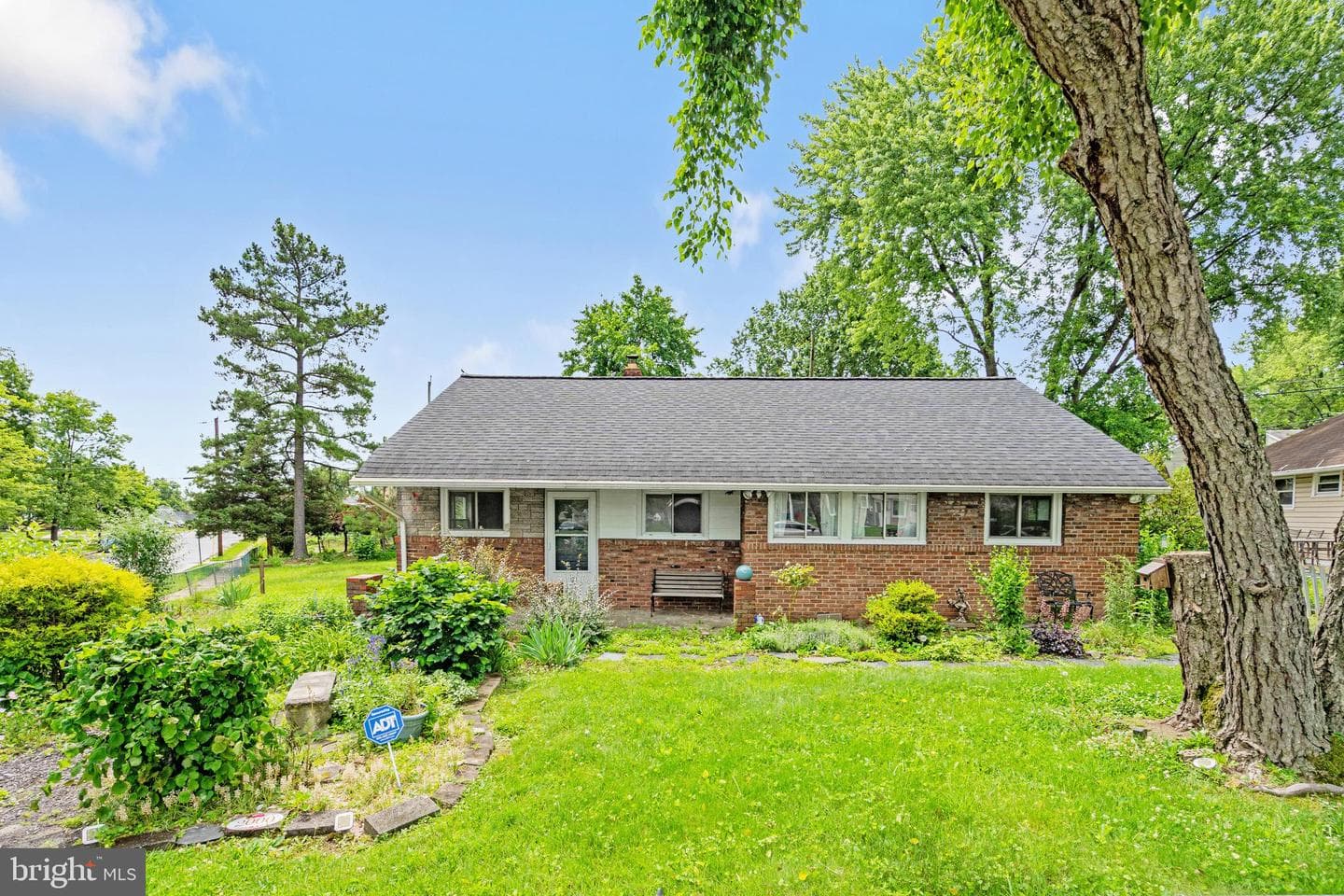 2000 Longview Court photo 2