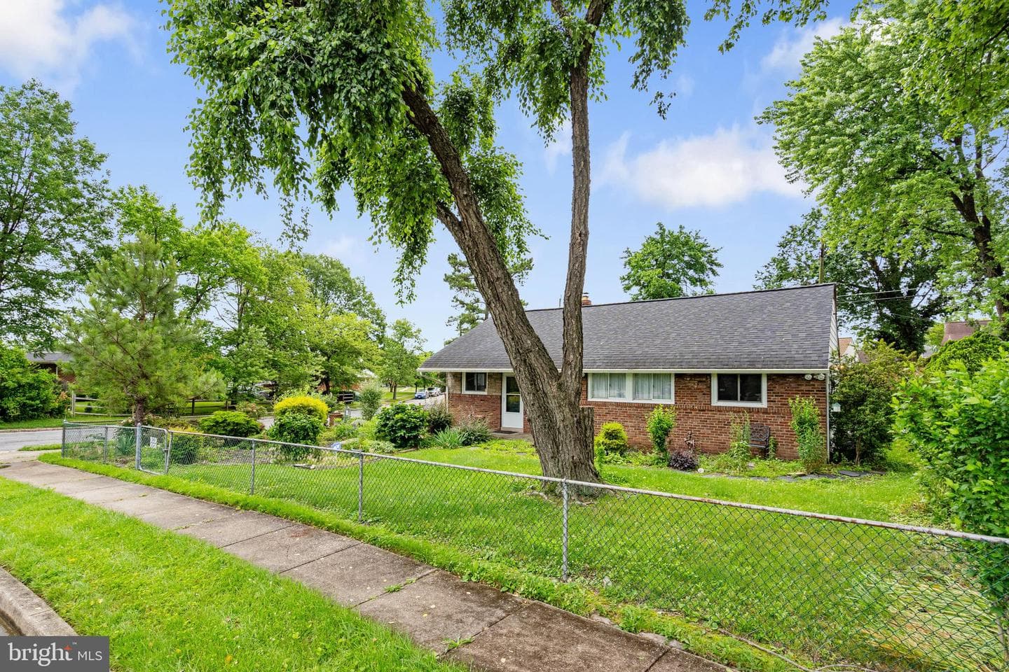 2000 Longview Court photo 3