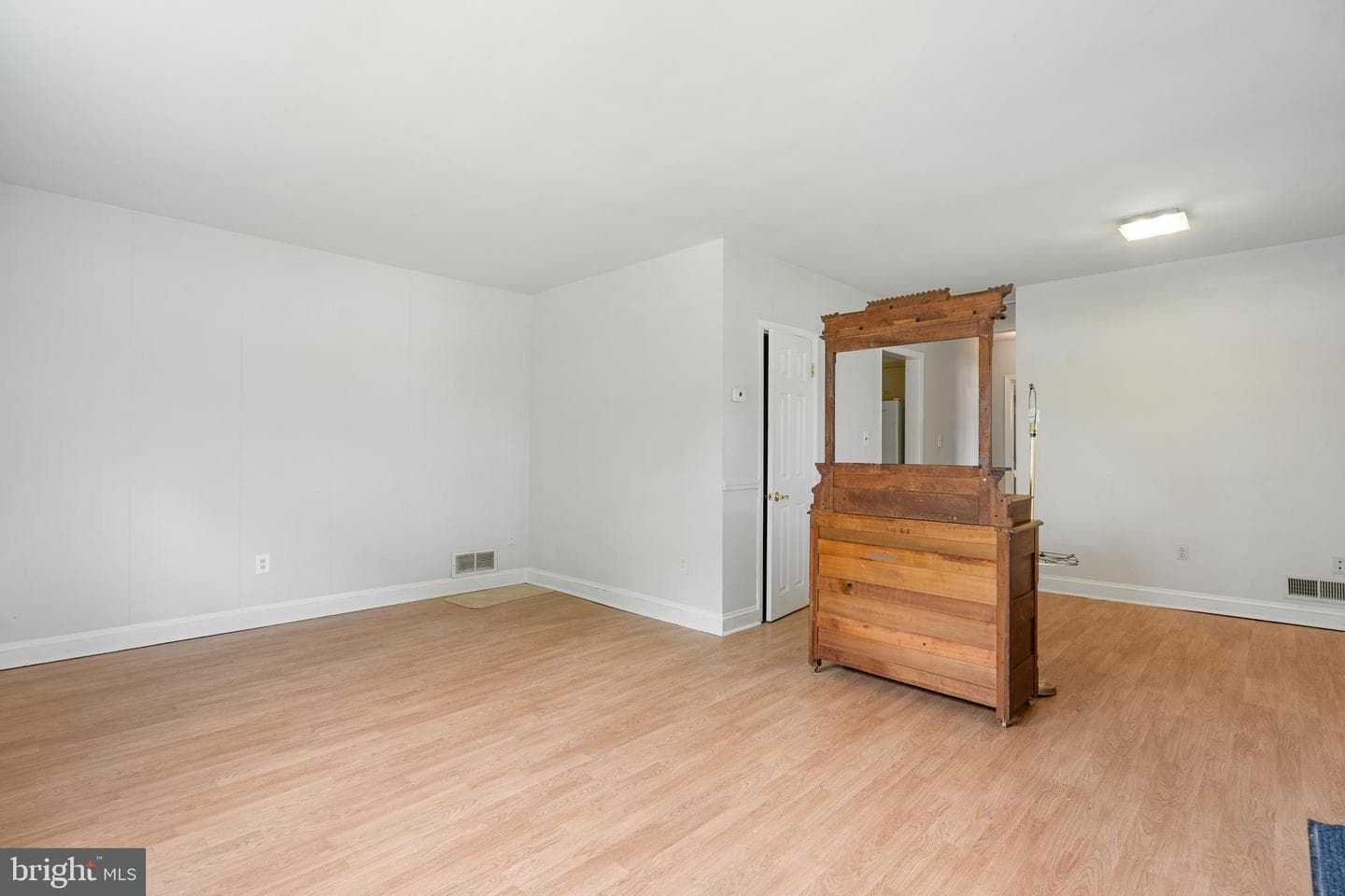 2000 Longview Court photo 5