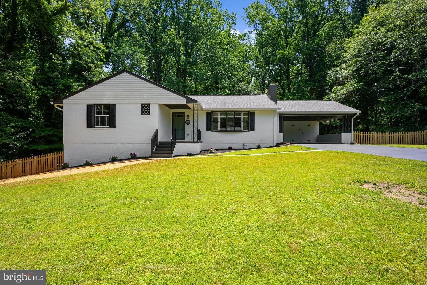 1013 Roxleigh Road photo 2
