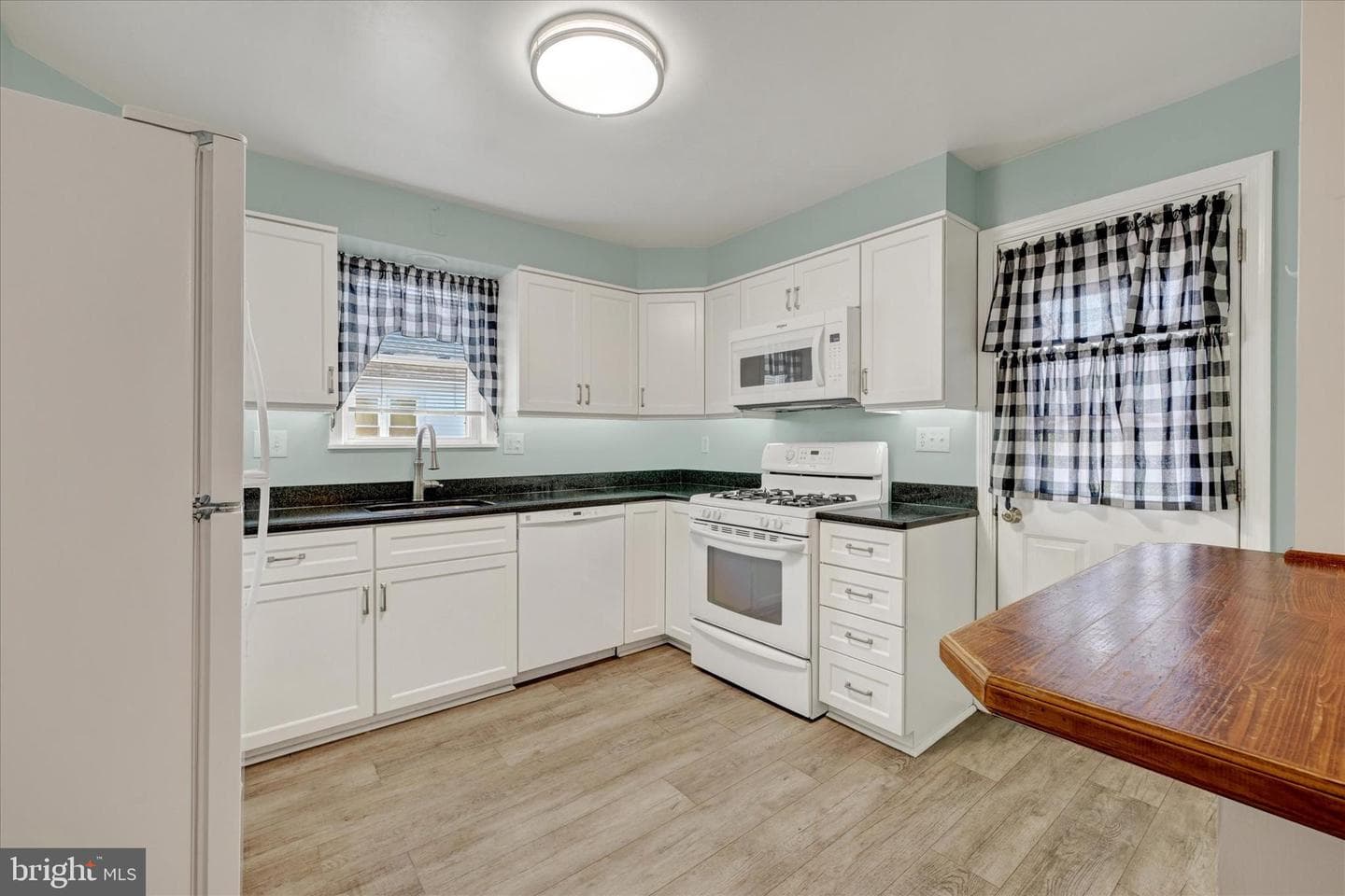 9106 Yvonne Avenue photo 10