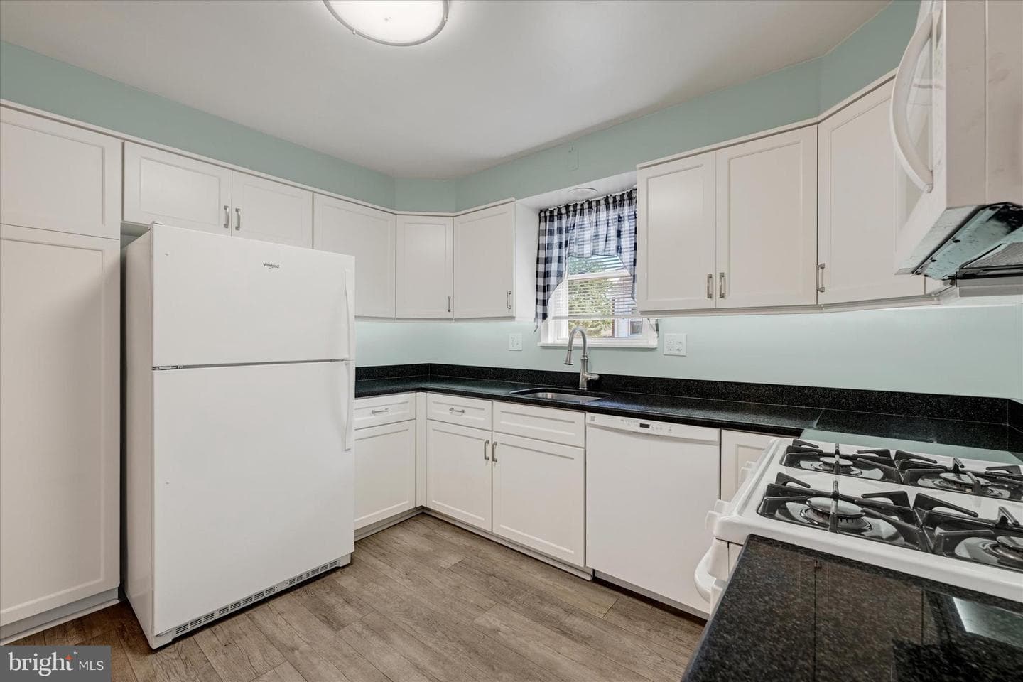 9106 Yvonne Avenue photo 12