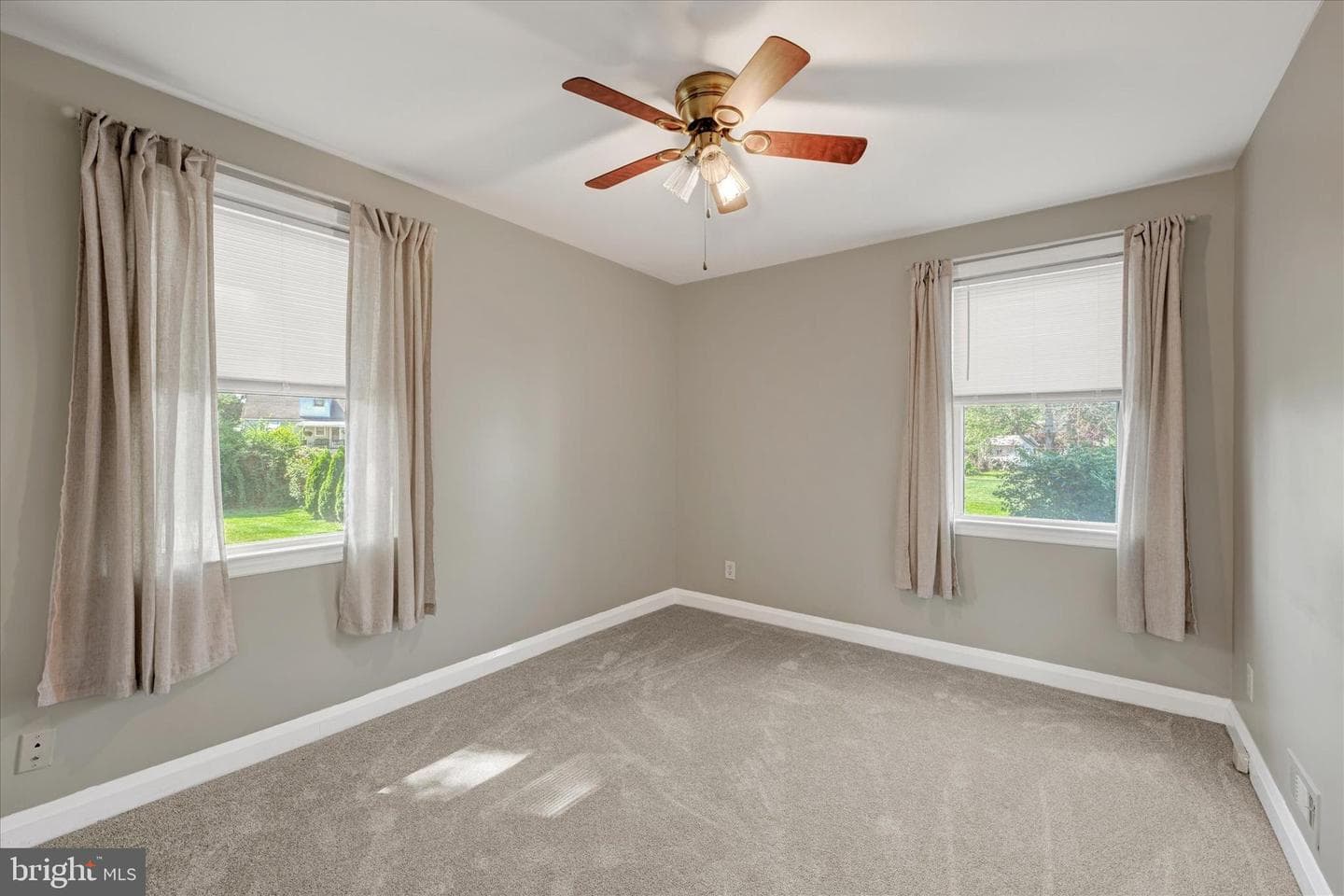 9106 Yvonne Avenue photo 15