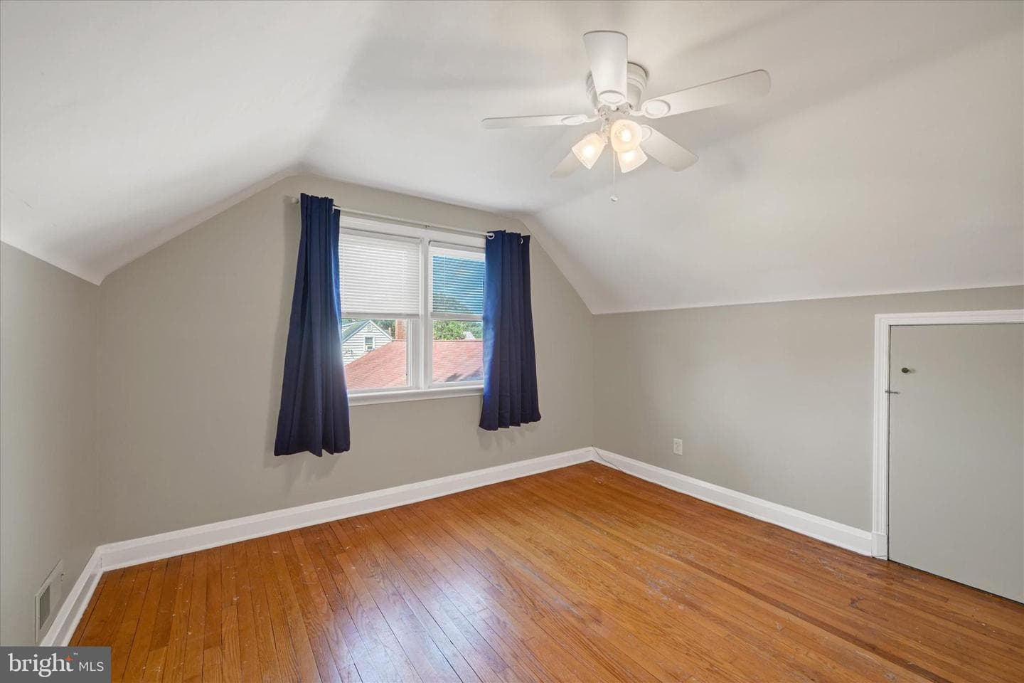 9106 Yvonne Avenue photo 21