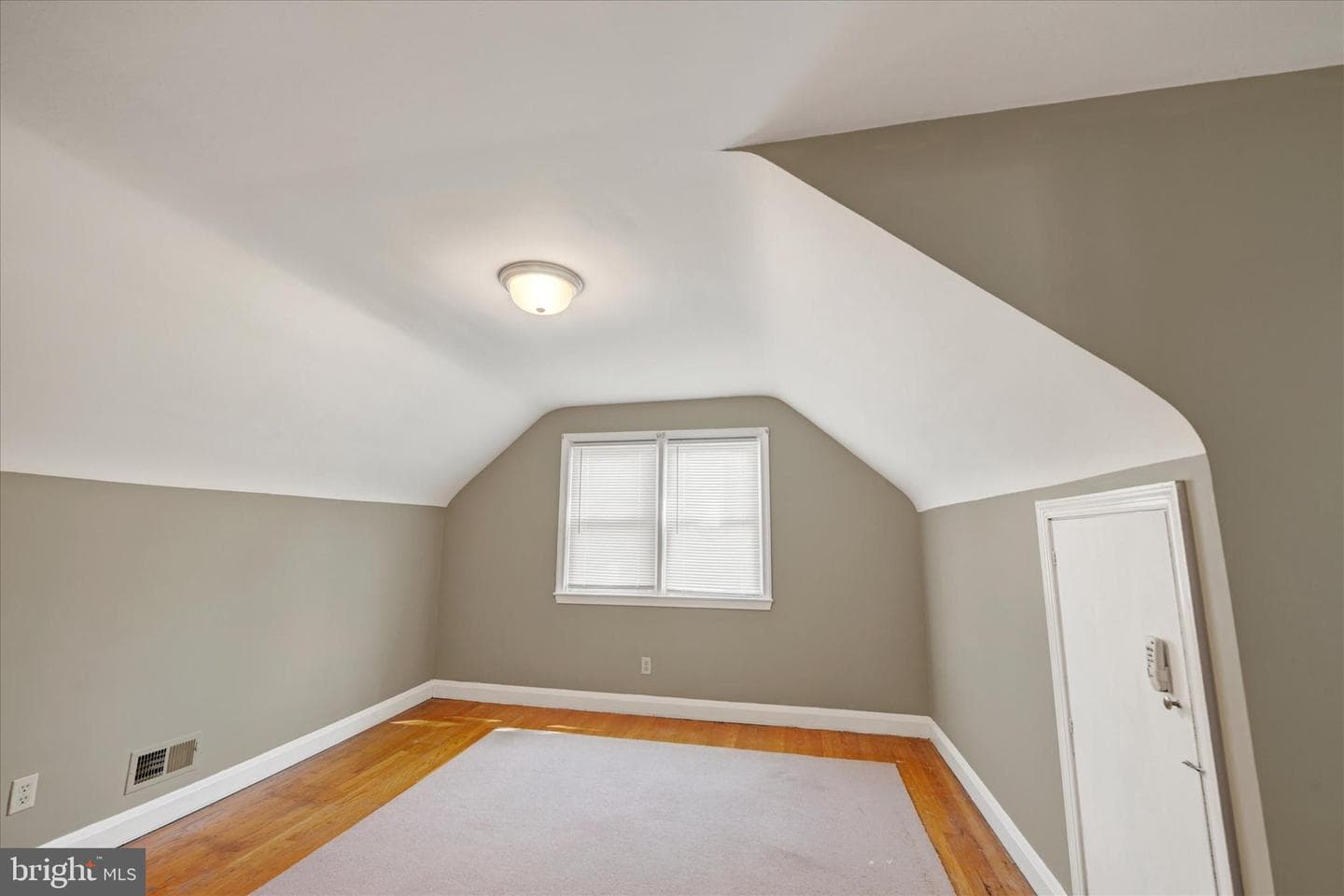 9106 Yvonne Avenue photo 22