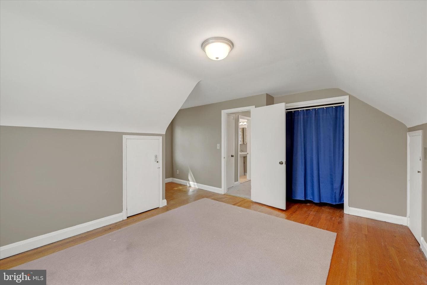 9106 Yvonne Avenue photo 23