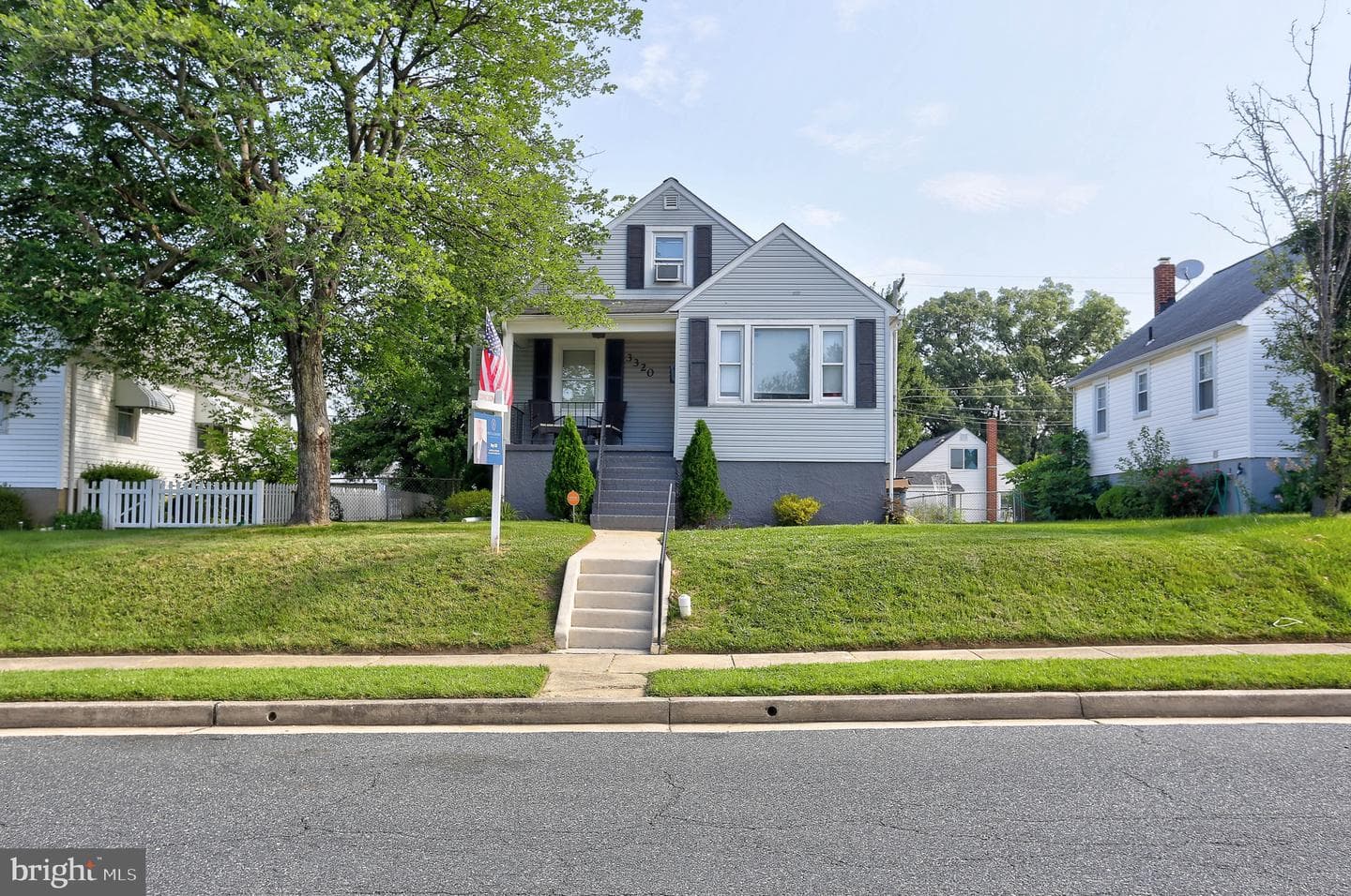 3320 Woodside photo 1