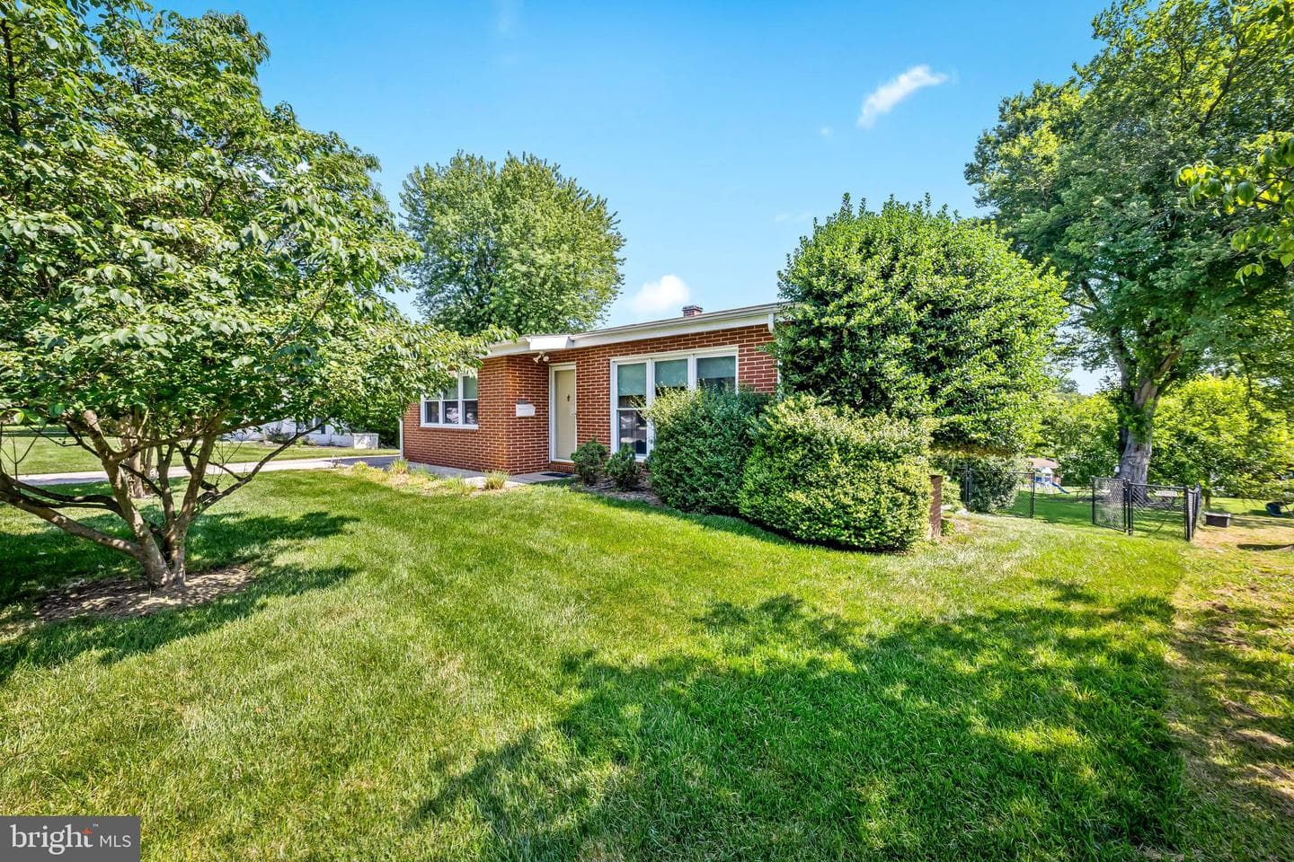 6711 Laurelwood Avenue photo 4