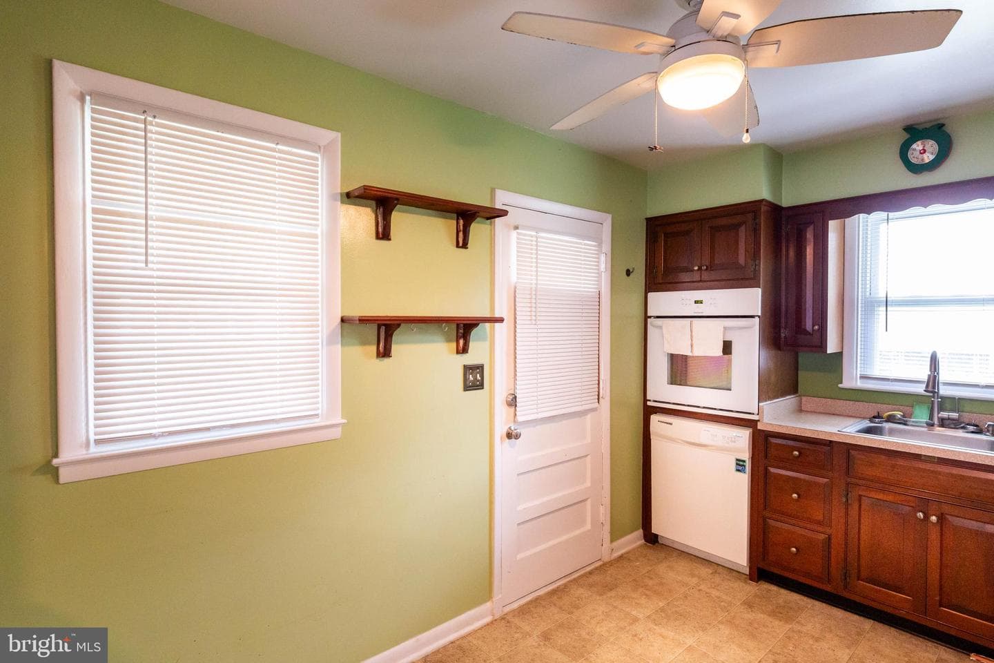 2403 Harwood photo 18