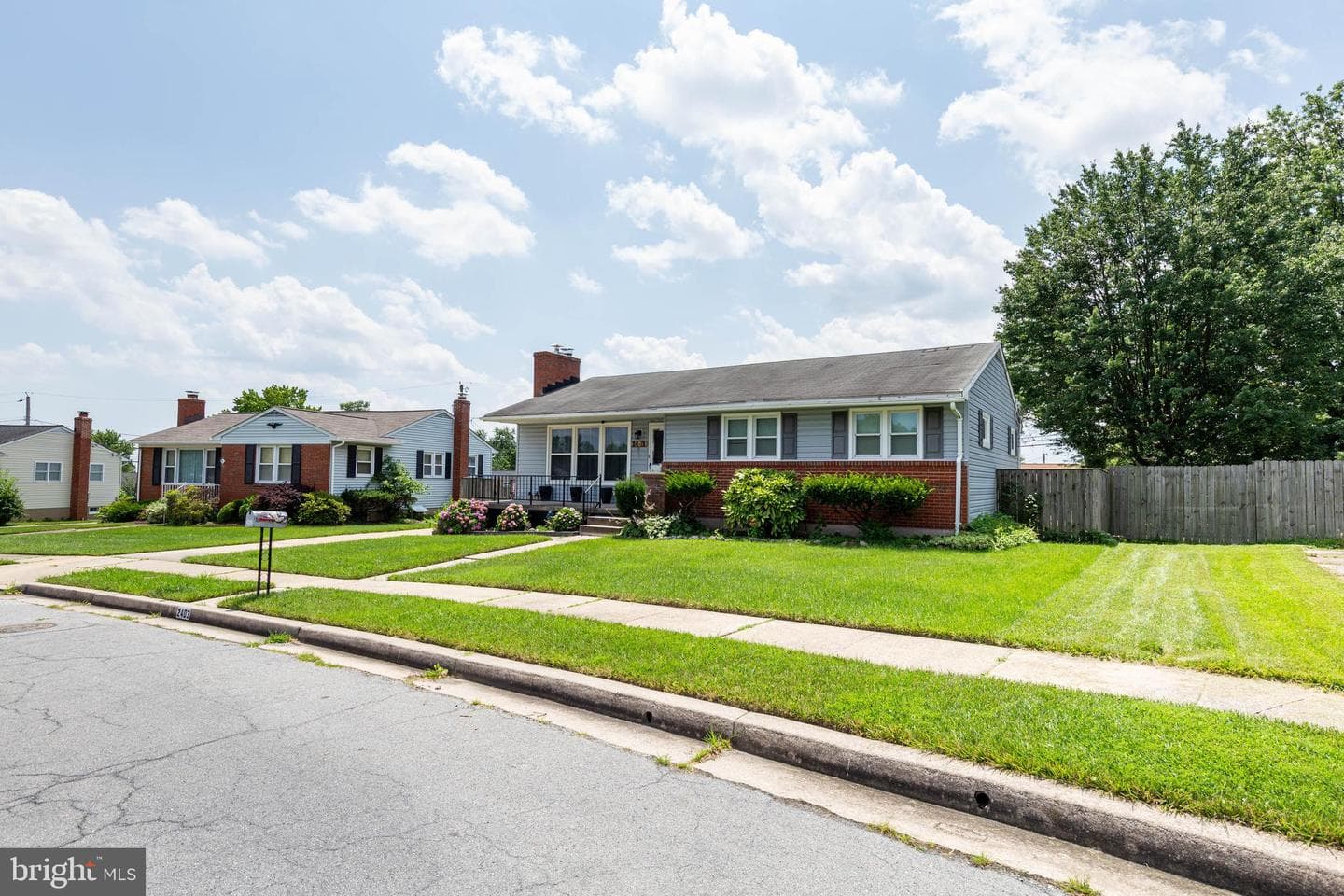 2403 Harwood photo 4