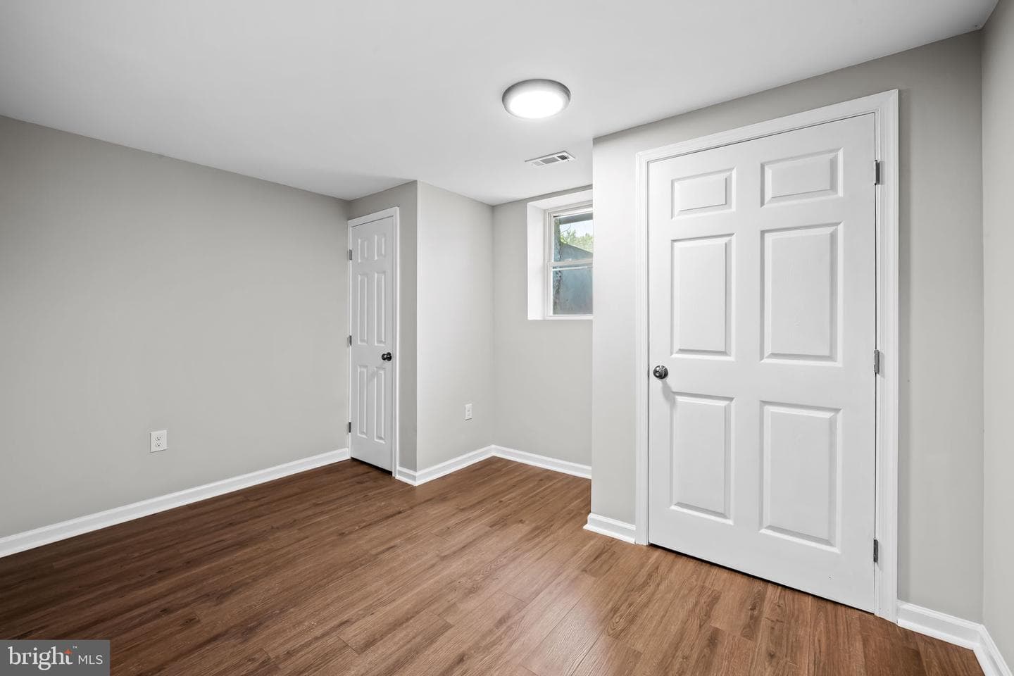 900 Essex Square photo 25
