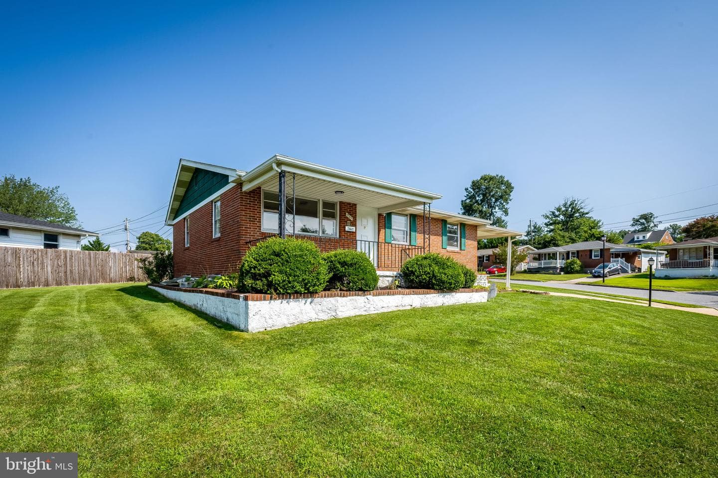 900 Essex Square photo 3
