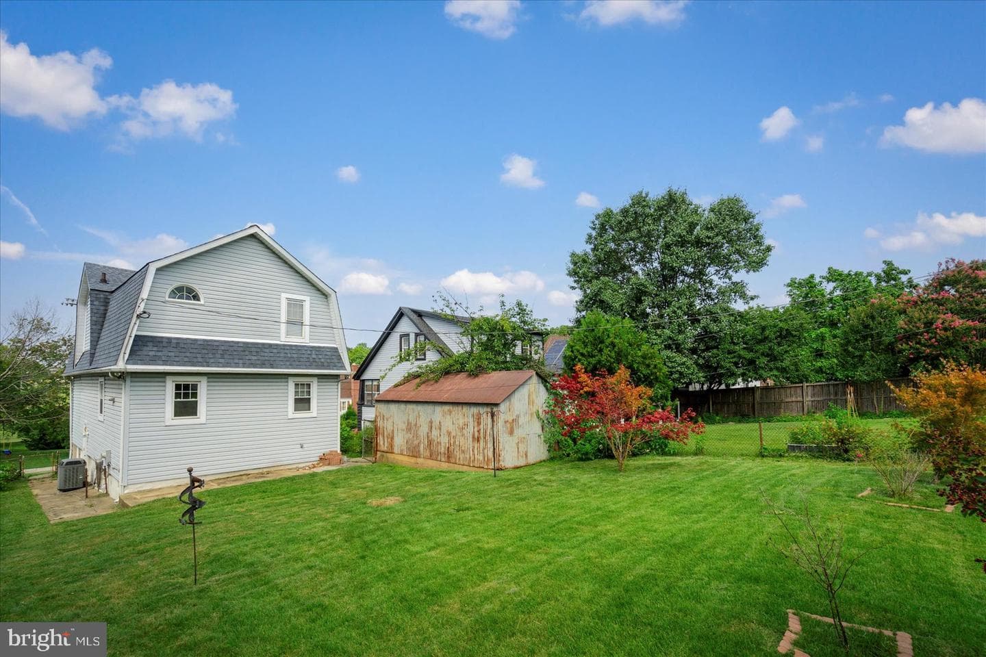 24 Henry Avenue photo 33