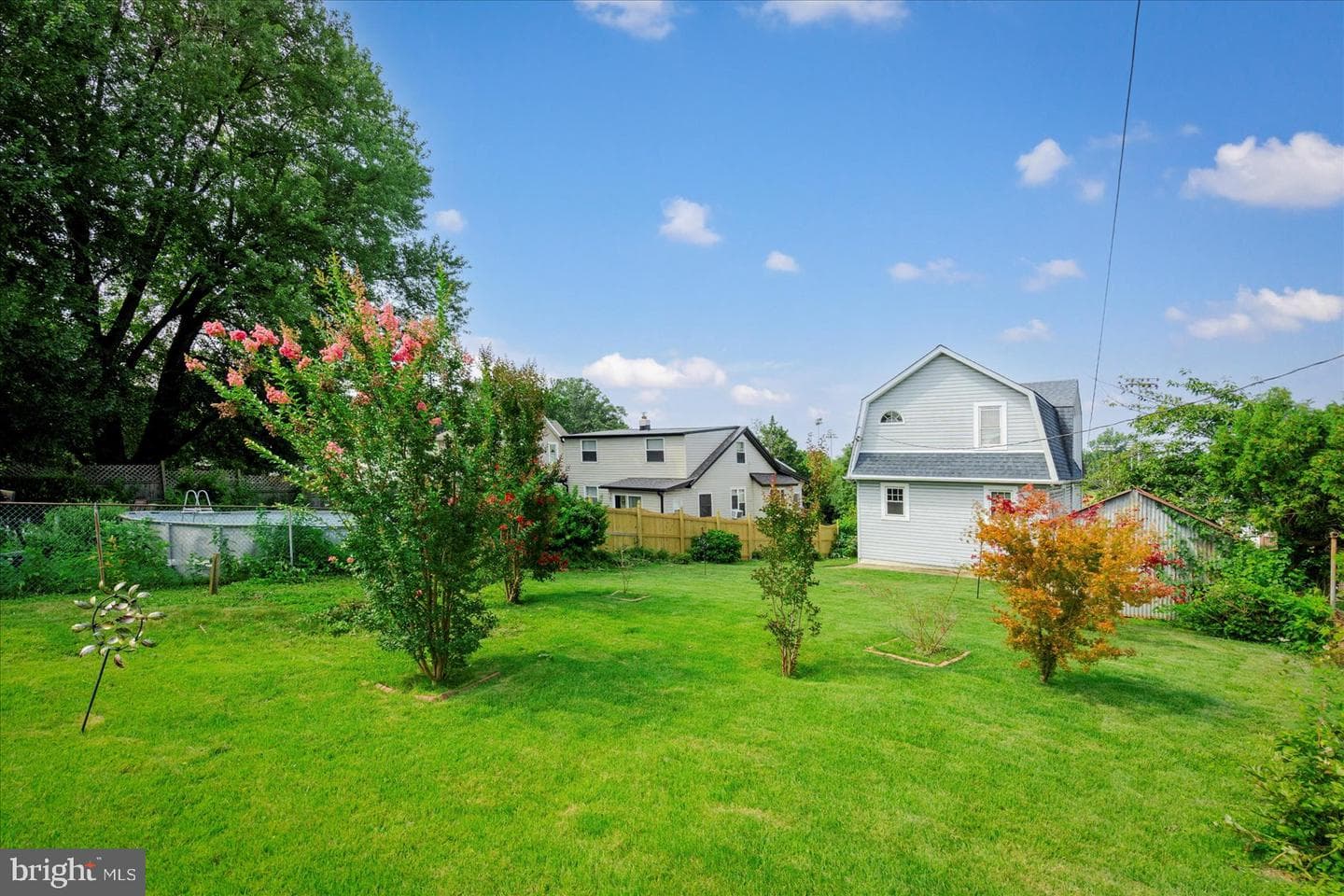 24 Henry Avenue photo 35
