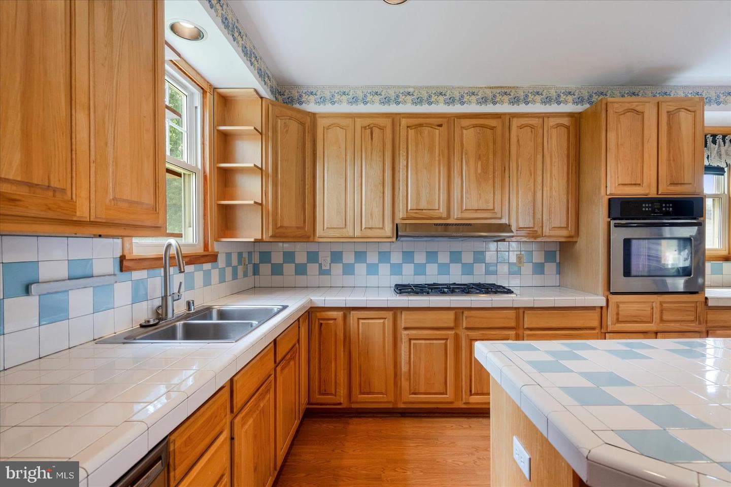 24 Henry Avenue photo 8