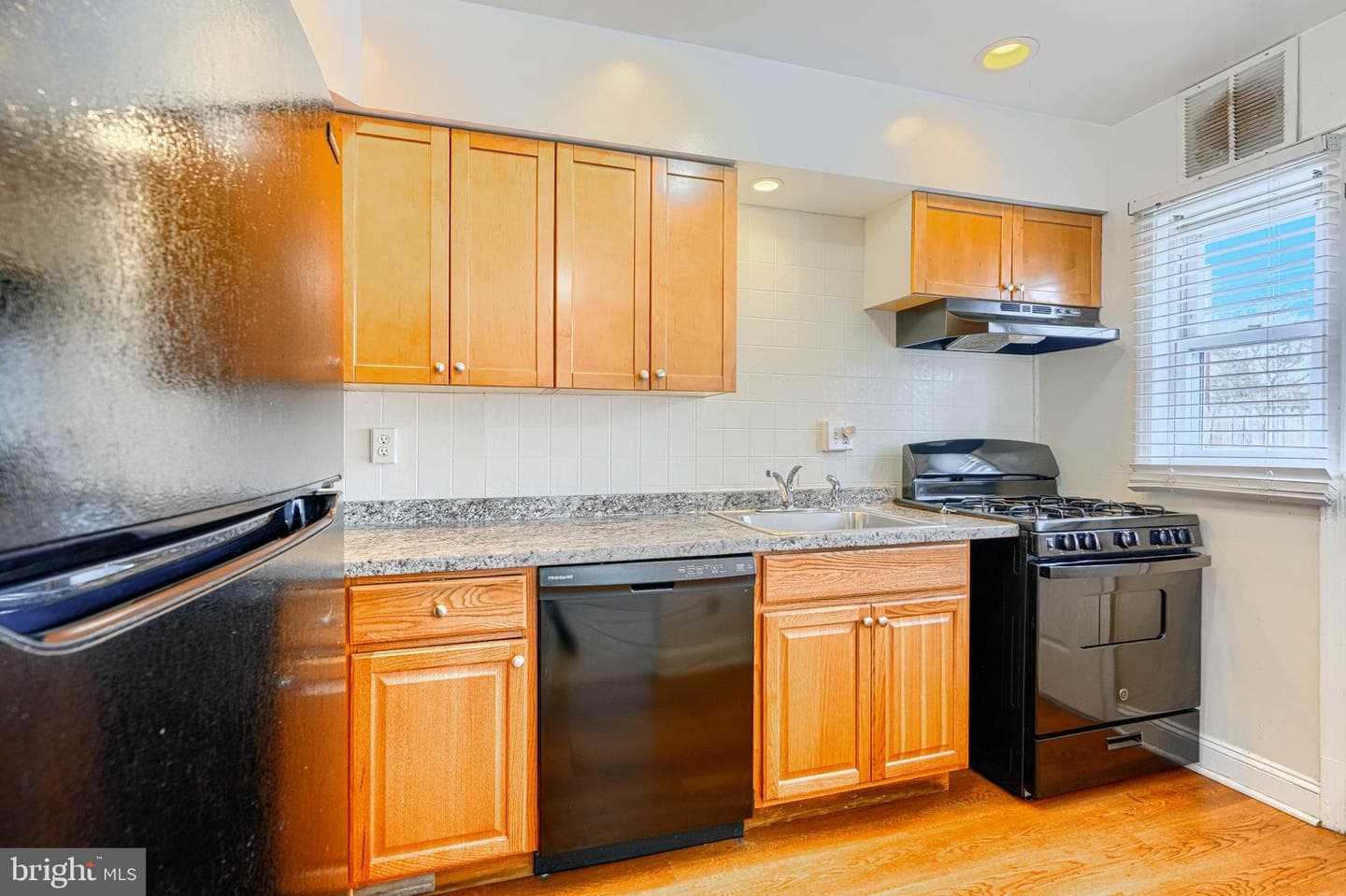 1020 Middlesex photo 11