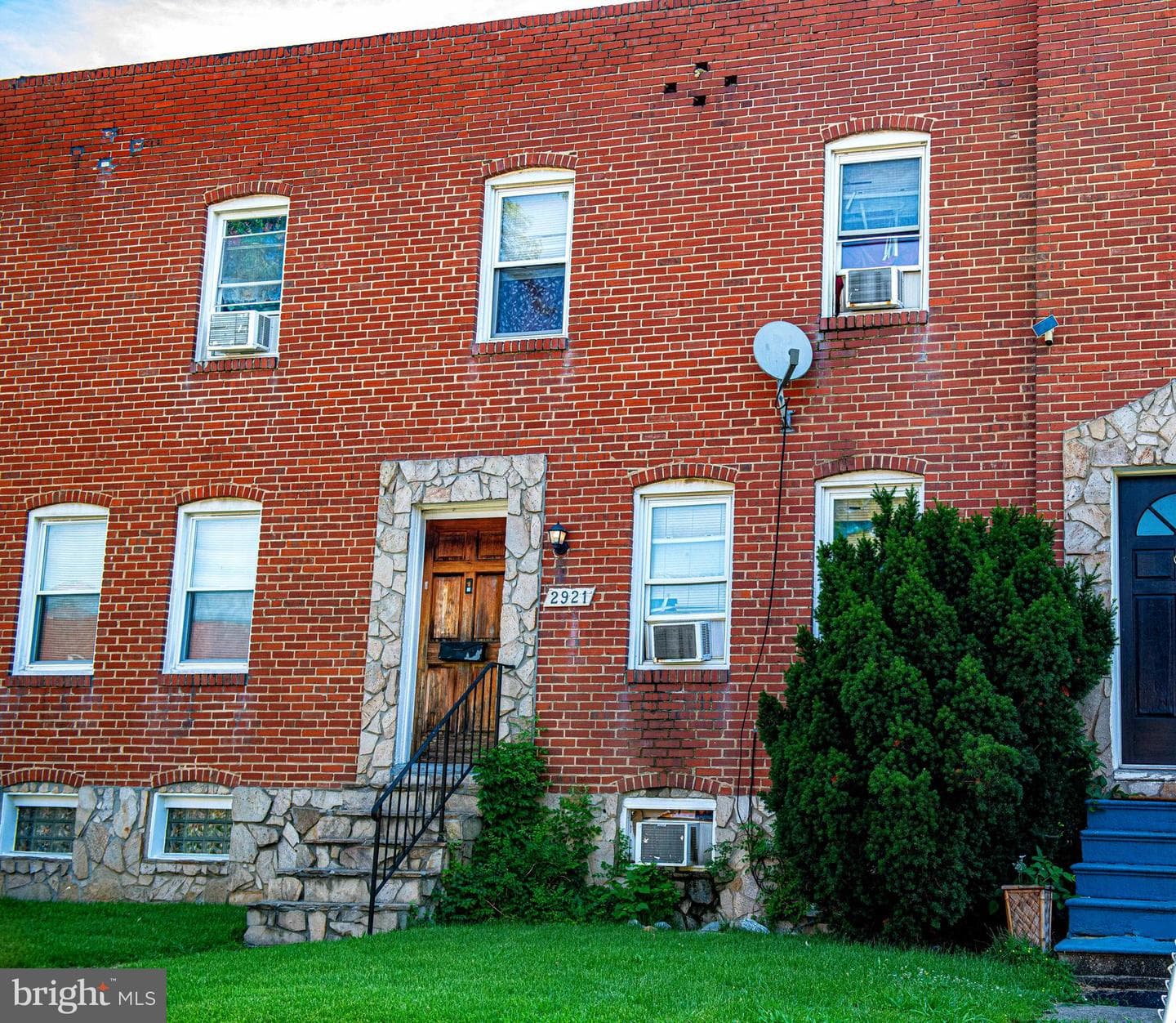 2921 Yorkway photo 3