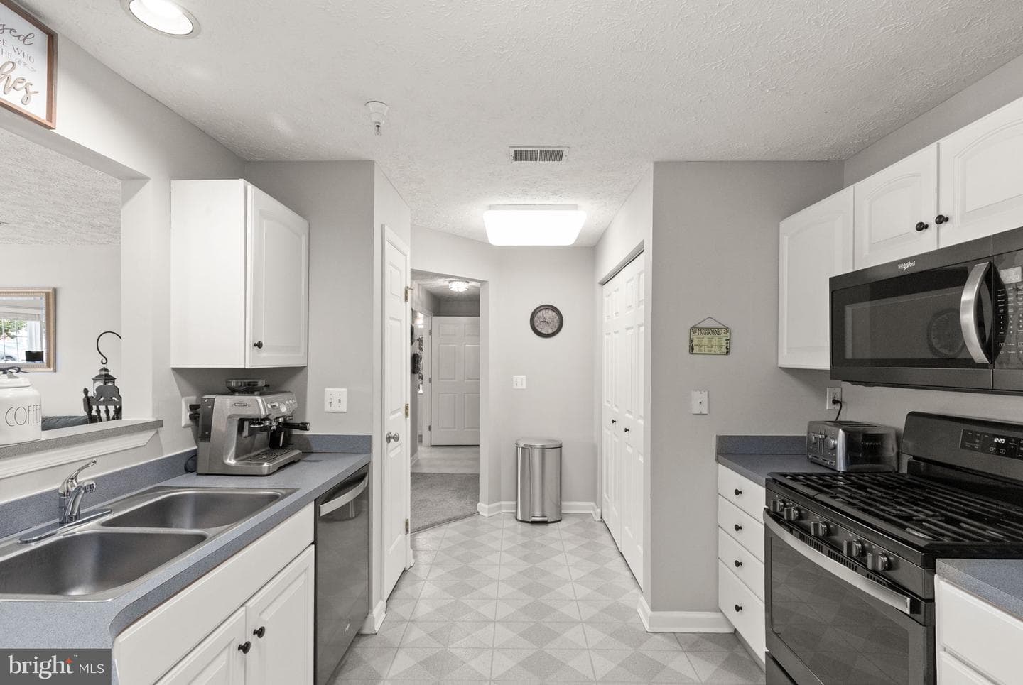 16 Brook Farm Court #16d photo 4