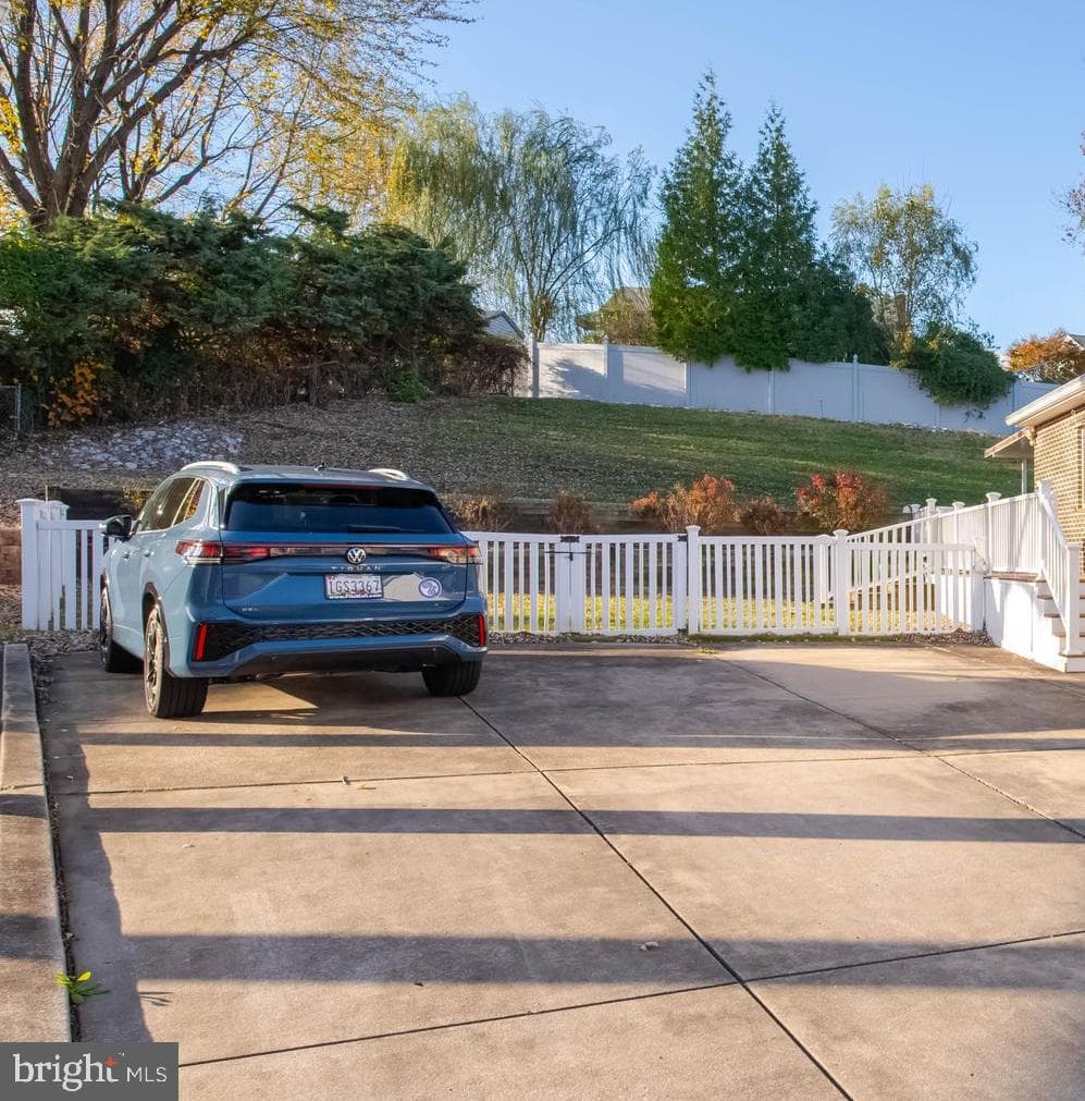 8006 Woodhaven Court photo 4