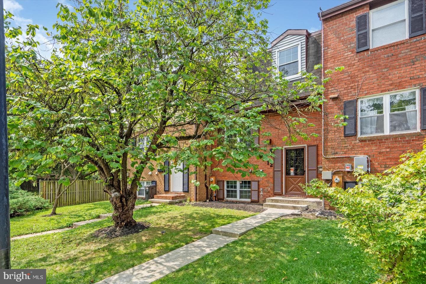 12 Englefield Square photo 1