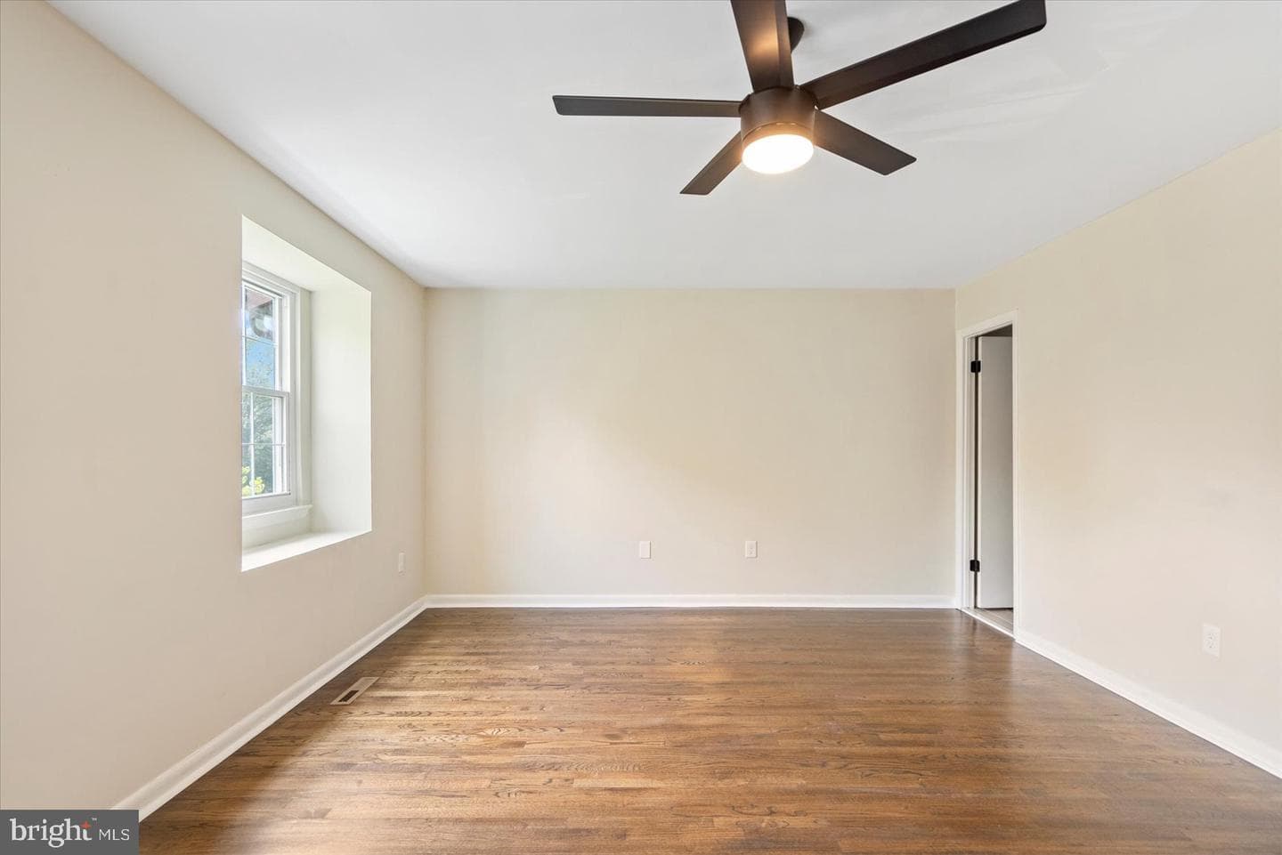 12 Englefield Square photo 14