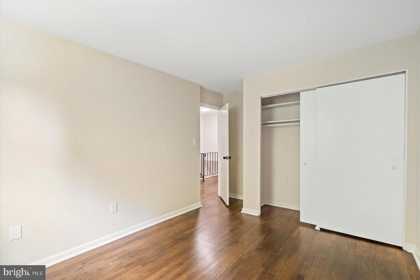 12 Englefield Square photo 23