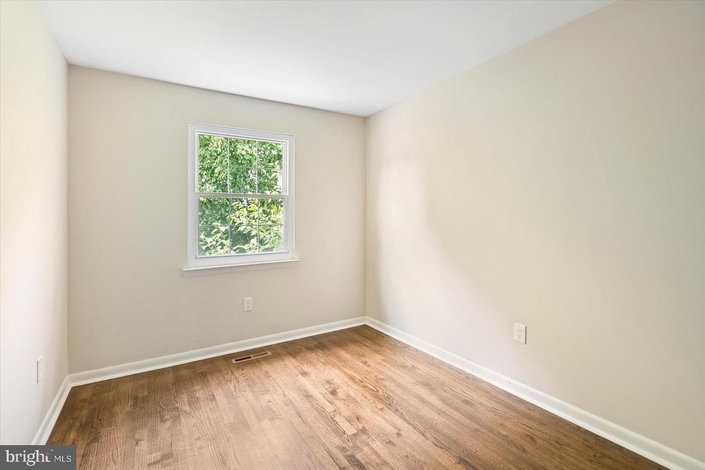 12 Englefield Square photo 24