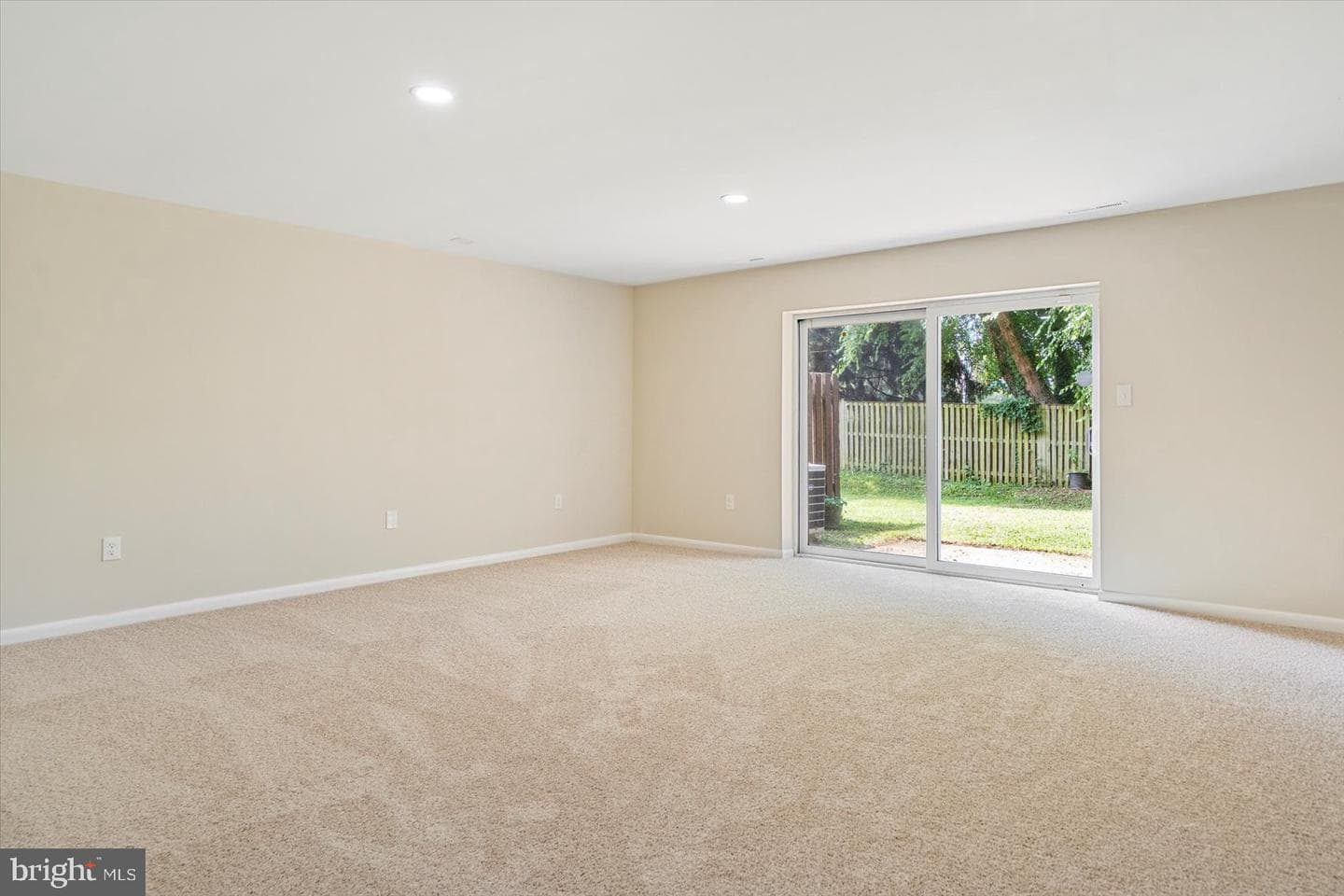 12 Englefield Square photo 28