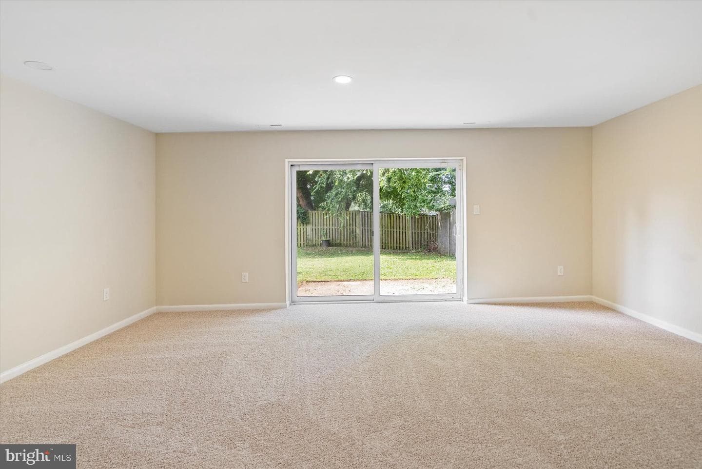 12 Englefield Square photo 29