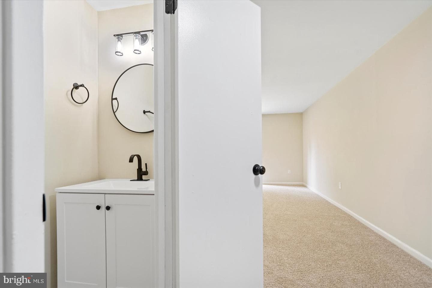 12 Englefield Square photo 30
