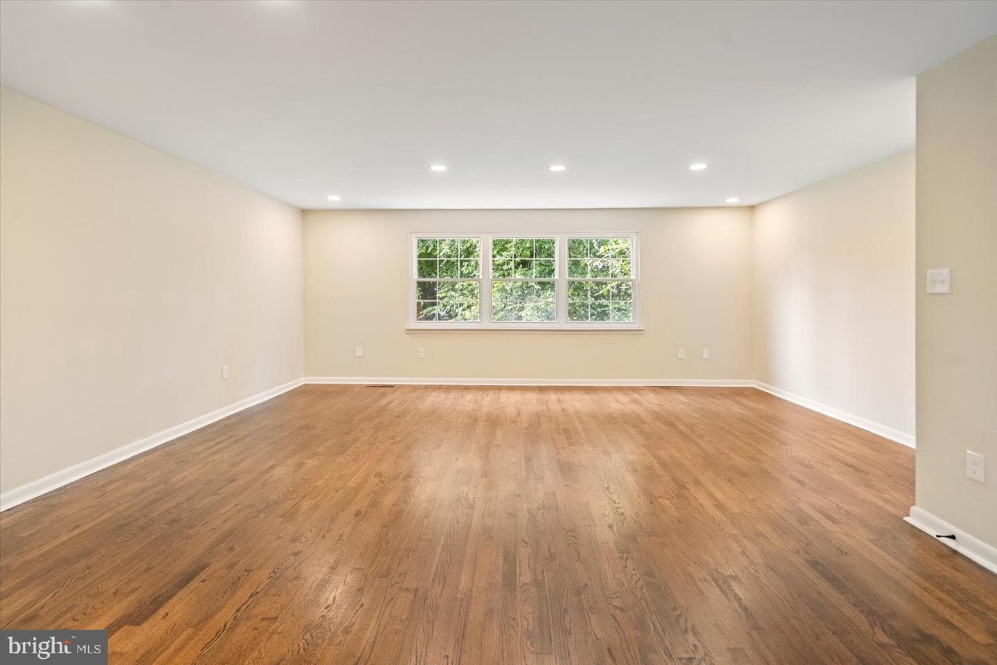 12 Englefield Square photo 4