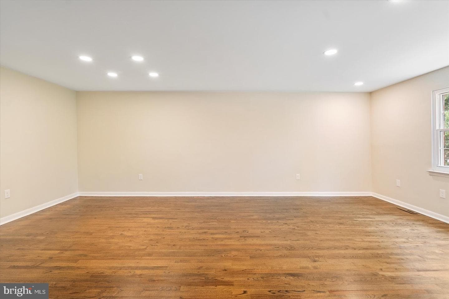 12 Englefield Square photo 6