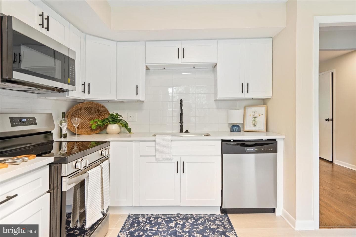 12 Englefield Square photo 9