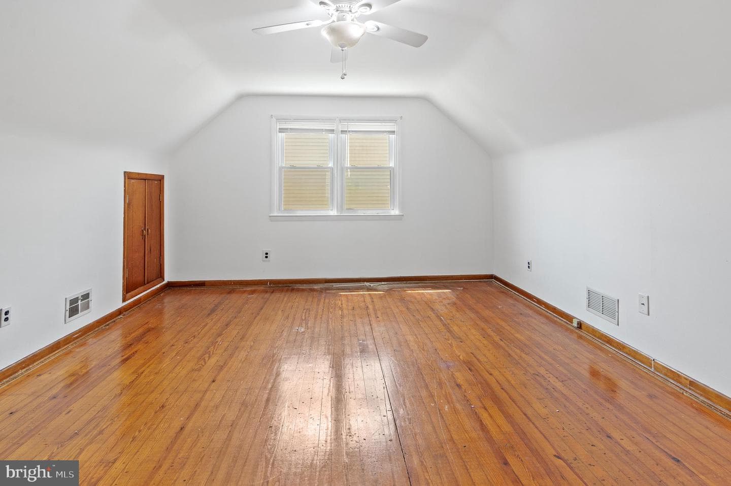 8020 Neighbors Avenue photo 16