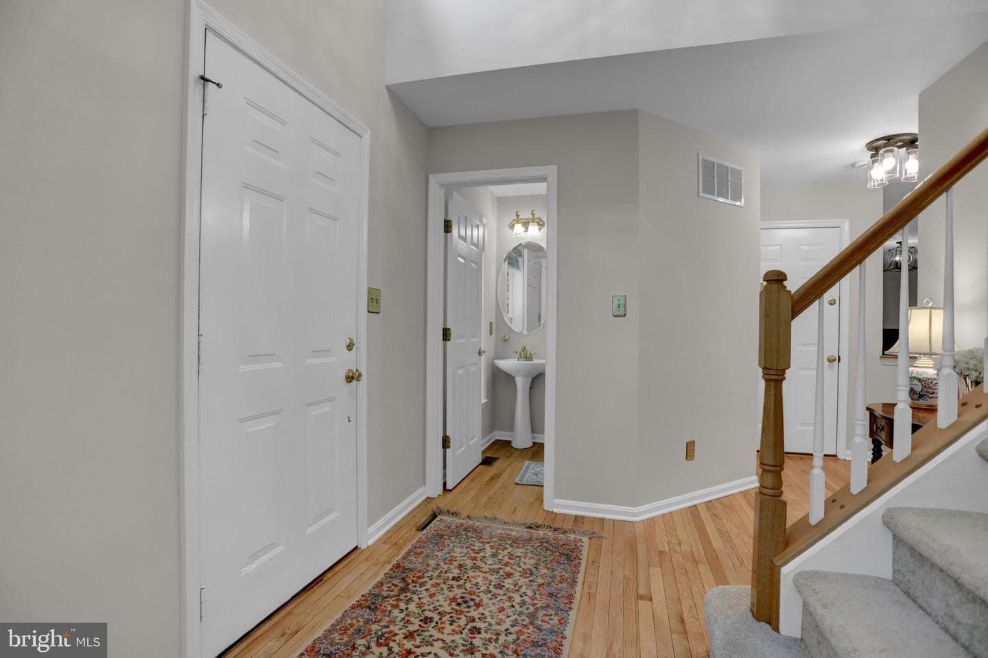 8 Farnham Way photo 3