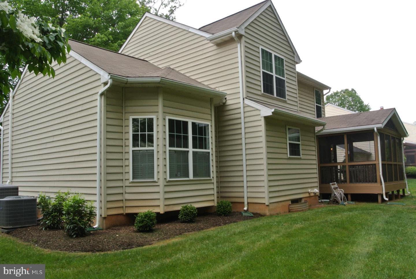 8 Farnham Way photo 43