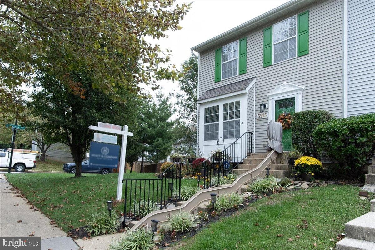 3915 Queens Lace Street photo 1