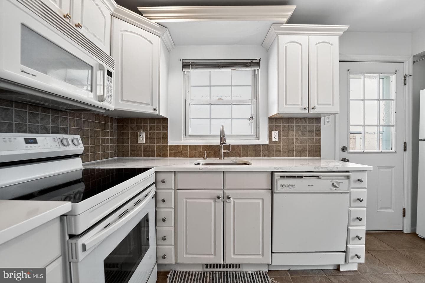 3127 Cornwall Road photo 9