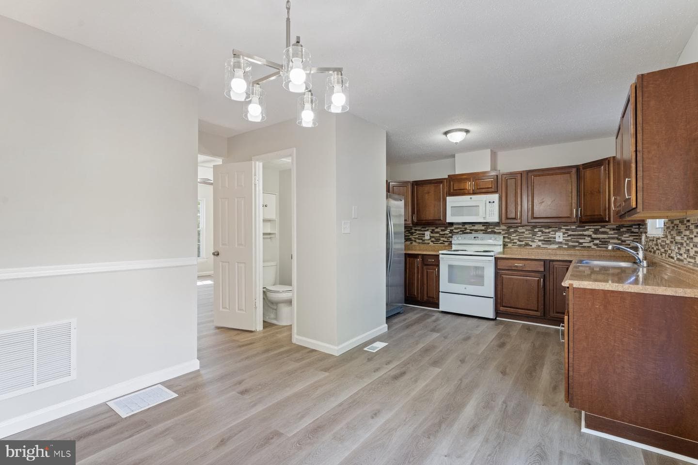 18 Woodcove Court photo 4