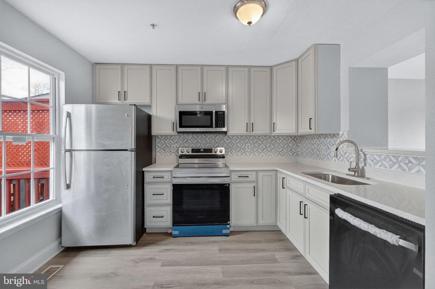 2116 Amber Way photo 2