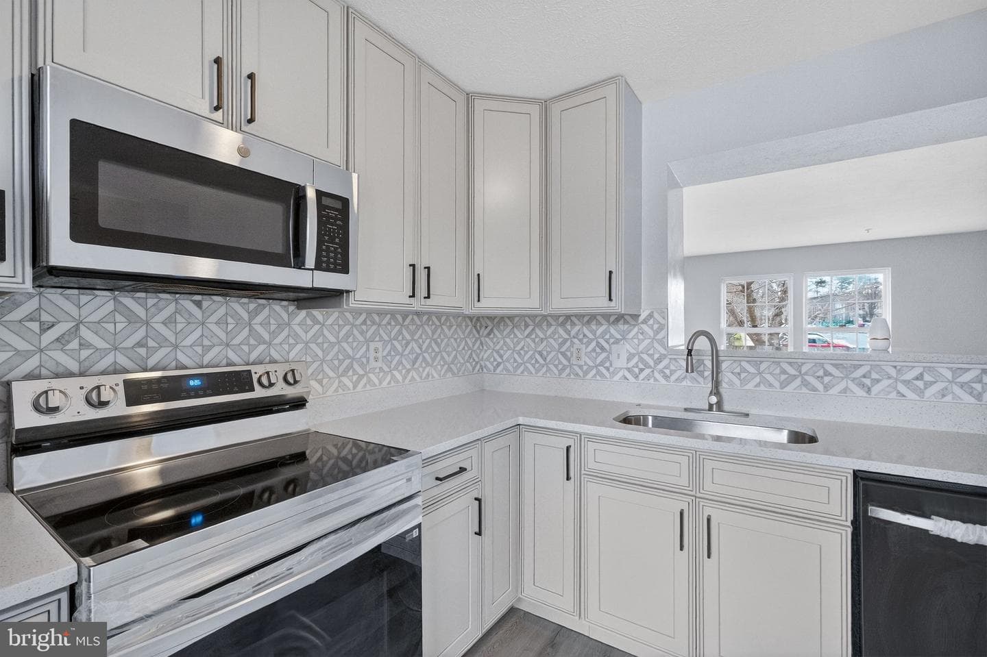 2116 Amber Way photo 3